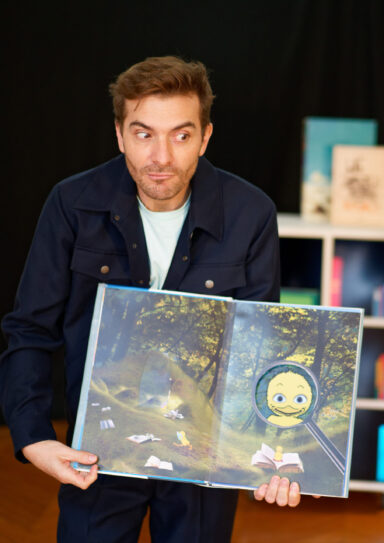 Homme qui tient un livre pour enfant
