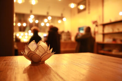 le bistrot vu d'une table avec au premier plan un photophore et le bistrot en arrière plan floutée - Agrandir l'image 1 sur 7, fenêtre modale