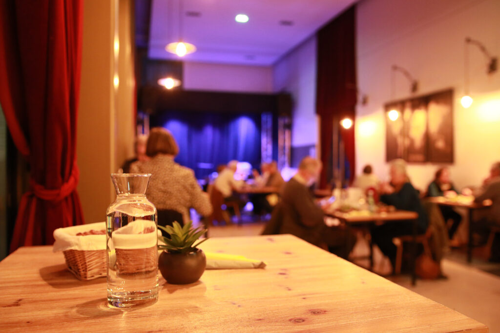 le bistrot vu d'une table avec au premier plan une décoration de table et le bistrot en arrière plan - Agrandir l'image, fenêtre modale