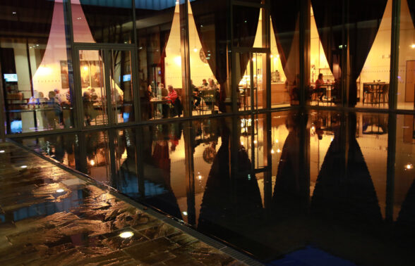 Une planche de charcuterie et un verre de vin blanc pour montrer ce que l'on peut consommer