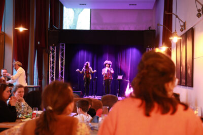 Un groupe joue de la musique sur la scène du bistrot devant le public - Agrandir l'image 5 sur 7, fenêtre modale