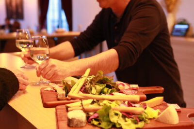 Une planche de charcuterie et un verre de vin blanc pour montrer ce que l'on peut consommer - Agrandir l'image 6 sur 7, fenêtre modale